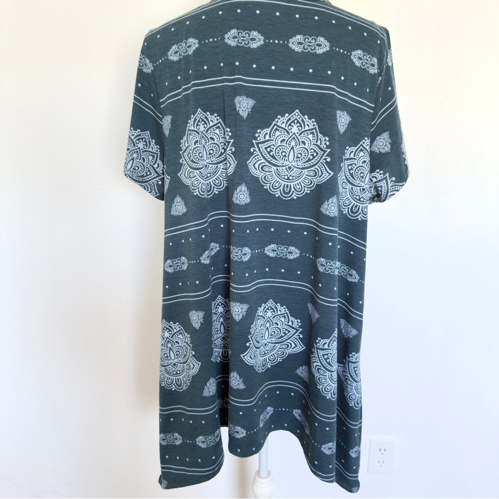 LULAROE Melissa Tunic Top 3XL Short Sleeve Relaxed Fit SHARKBITE Hem MANDALAS - Picture 4 of 10